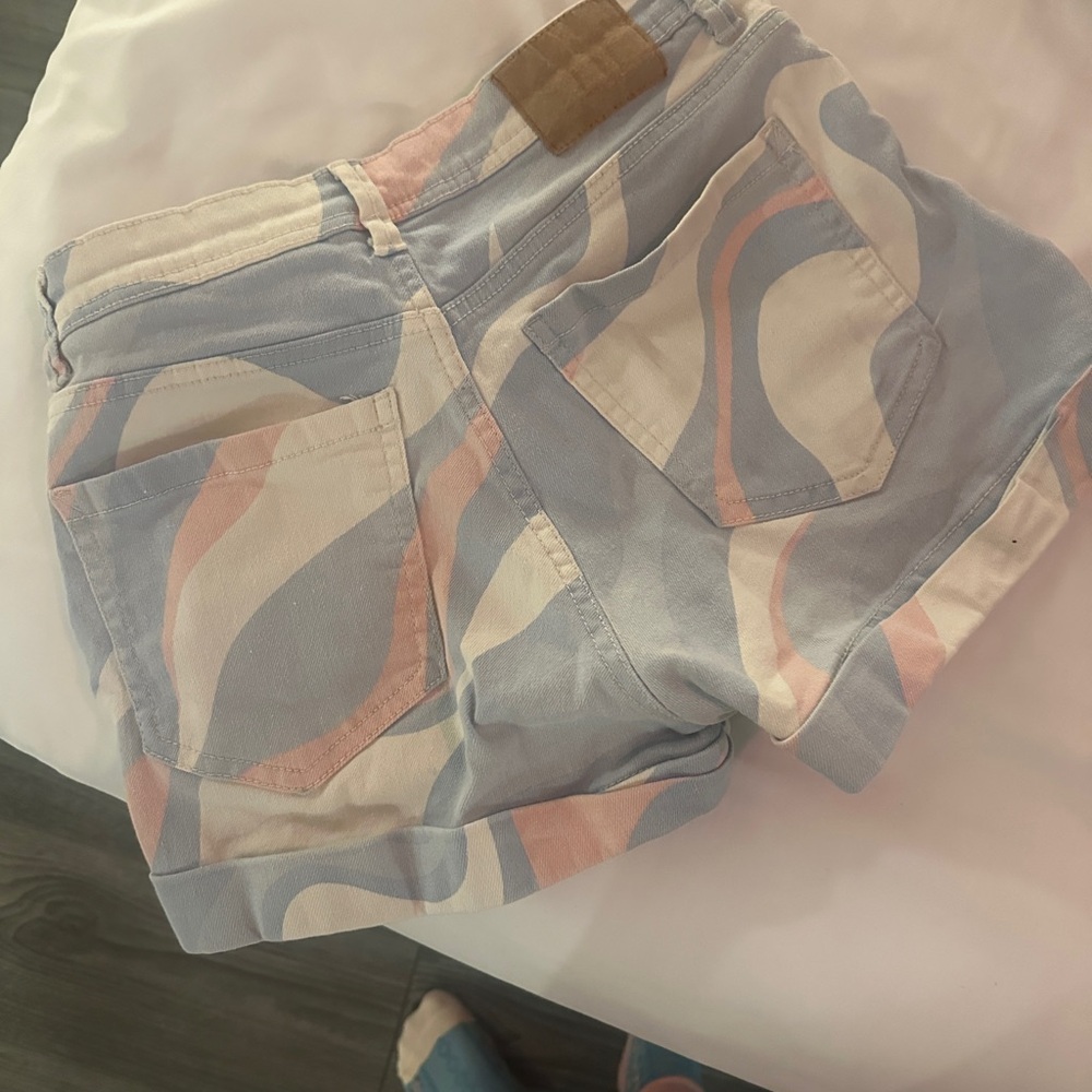 BERSHKA mid rise shorts - Picture 3 of 3